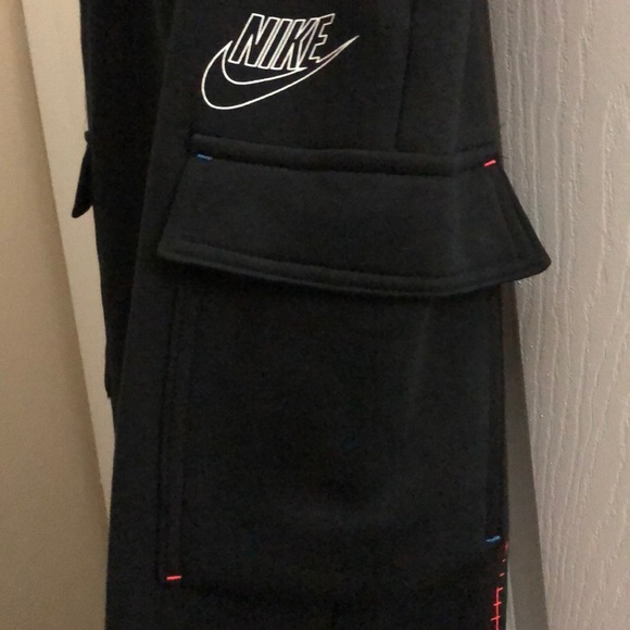 NWT Nike Sweatpants/Joggers with cargo pockets - Picture 2 of 7